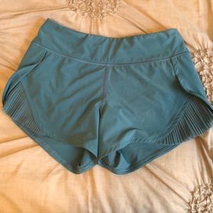 Lululemon play off the pleat 2 inch shorts teal